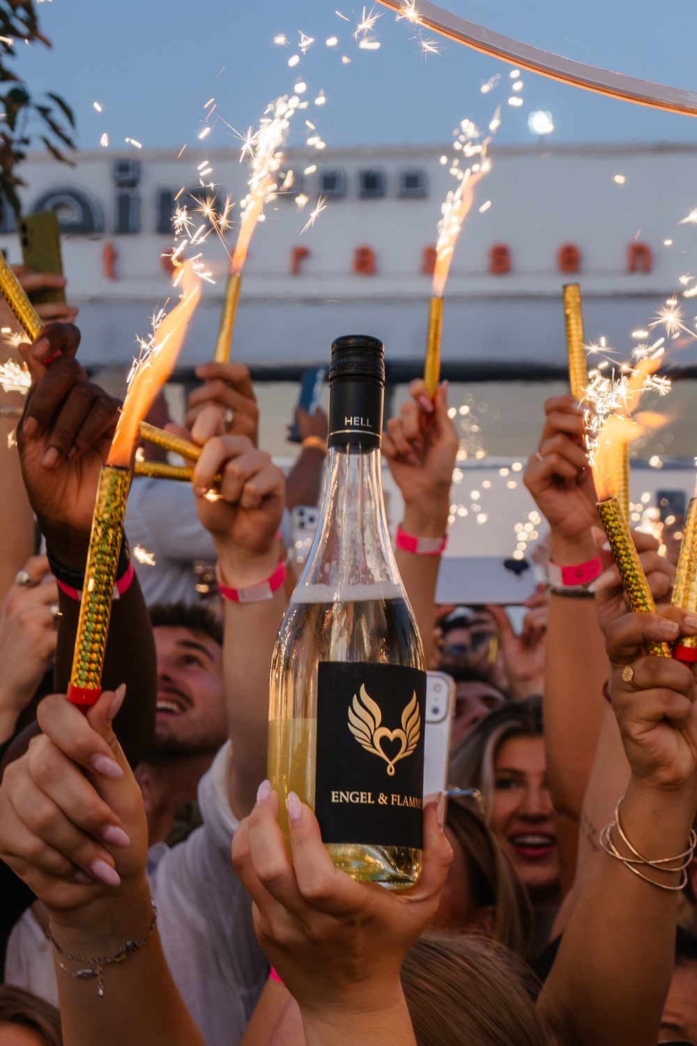 Engel & Flamme HELL — Weißwein mit schwarzem Etikett
